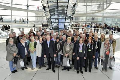 Reinhold Sendker MdB begrte die Besucher aus dem Kreis Warendorf in der Kuppel des Reichstages. - Reinhold Sendker MdB begrüßte die Besucher aus dem Kreis Warendorf in der Kuppel des Reichstages.
