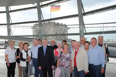 Reinhold Sendker mit den Mitgliedern der SU Wadersloh in der Reichstagskuppel - Reinhold Sendker mit den Mitgliedern der SU Wadersloh in der Reichstagskuppel