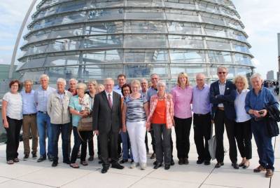 Reinhold Sendker mit den Besuchern aus dem Kreis Warendorf auf dem Dach des Reichstages. - Reinhold Sendker mit den Besuchern aus dem Kreis Warendorf auf dem Dach des Reichstages.