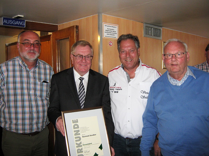 Das Foto zeigt von links Peter Vogt (Schriftfhrer), Ehrenmitglied Reinhold Sendker MdB, Rolf Rosendahl (Vorsitzender) und Norbert Klunkelvoth (Geschftsfhrer)