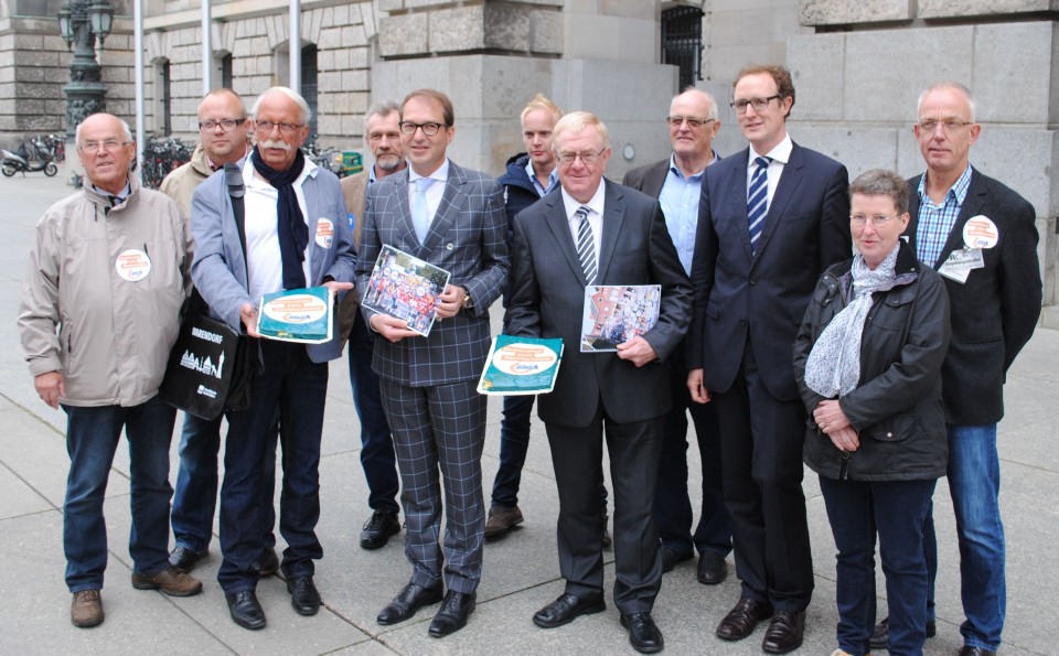 Verkehrsminister Dobrindt und Reinhold Sendker trafen die Vertreter der Brgerinitiative vor dem Reichstag.