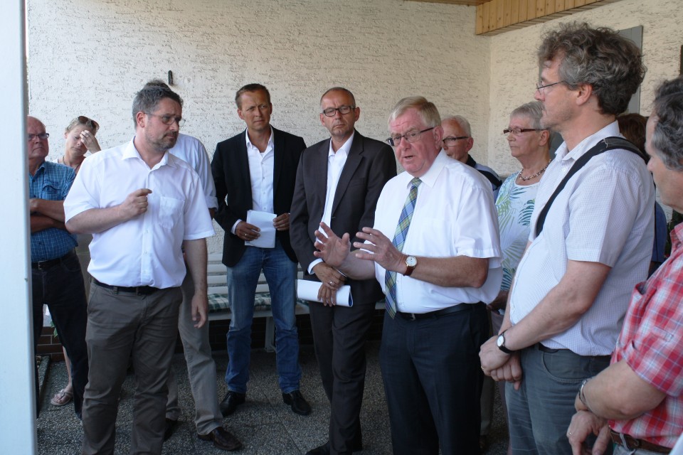 Reinhold Sendker MdB mit Vertretern der Deutschen Bahn und Anliegern der Tillmannstrae beim Vor-Ort-Termin