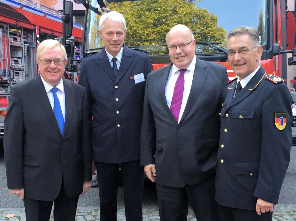 von links: Reinhold Sendker MdB, Heinrich Otte (Stellvertretender Kreisbrandmeister), Kanzleramtsminister Peter Altmaier MdB und Hartmut Ziebs (Prsident des Deutschen Feuerwehrverbandes)