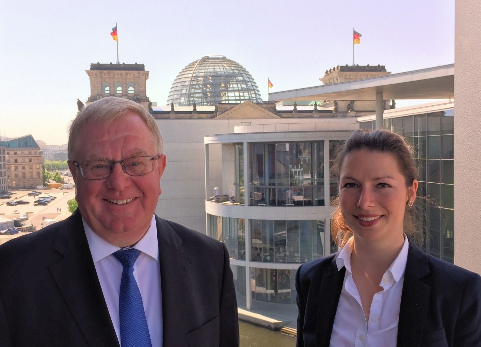 Reinhold Sendker MdB mit Anna-Sophie Rller vor dem Berliner Reichstag