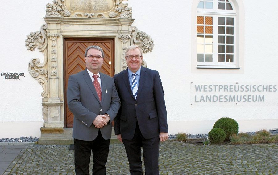 Reinhold Sendker MdB und Museumsdirektor Dr. Lothar Hyss vor dem Westpreuischen Landesmuseum in Warendorf