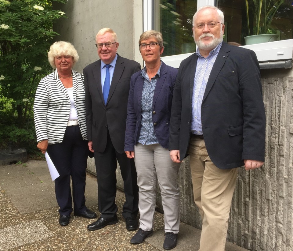 Reinhold Sendker MdB bei seinem letzten Besuch im Mtterzentrum Beckum im Juni 2018. V.l.: Resi Gerwing, Reinhold Sendker MdB, Lisa Heese und Rudi Goriss.