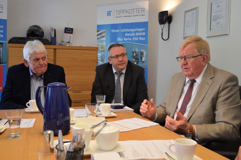 Gute Nachrichten fr den Mittelstand: Reinhold Sendker (rechts) informiert Firmenchef Hubert Tippktter (links) und Vertriebsleiter Bernd Burchert ber den erzielten Kompromiss.