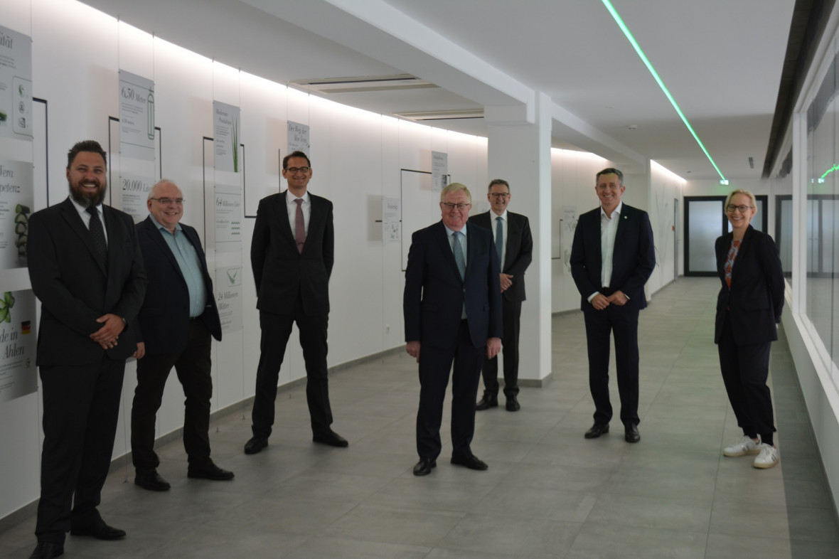 Das Bild zeigt von links: Bjrn Zeuge, Uwe Szesny, Jochen Clausnitzer (BDD), Reinhold Senker MdB, Dr. Andreas Finger, Andreas Friesch (CEO), Almut Kellermeyer