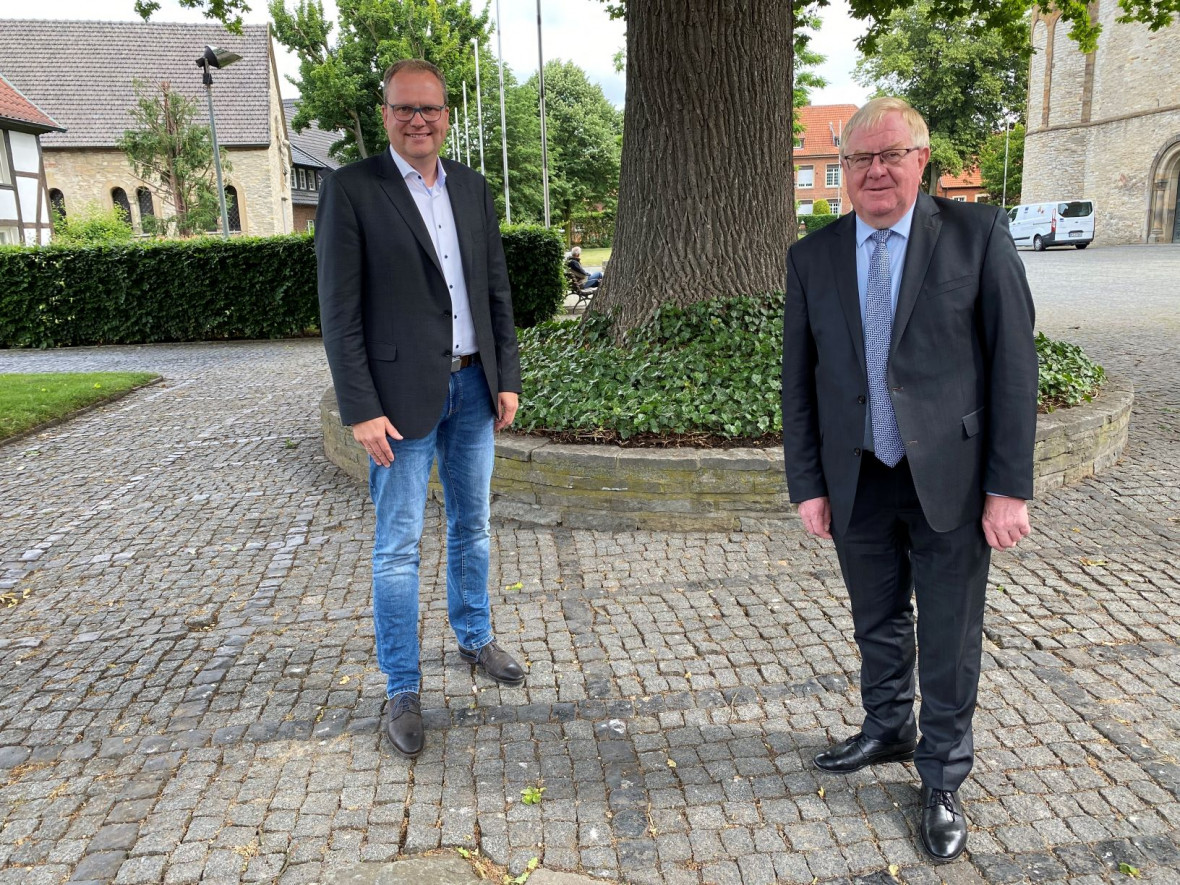Brgermeister-Kandidat Markus Hartmann und Reinhold Senker MdB vor der CDU-Kreisgeschftsstelle in Freckenhorst