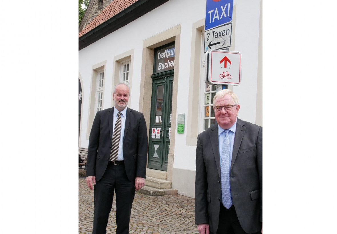 Das Bild zeigt Reinhold Sendker MdB und Andr Pieperjohanns (Geschftsfhrer der Regionalverkehre Mnsterland [RVM]). Bildquelle: Joe Rieder. 