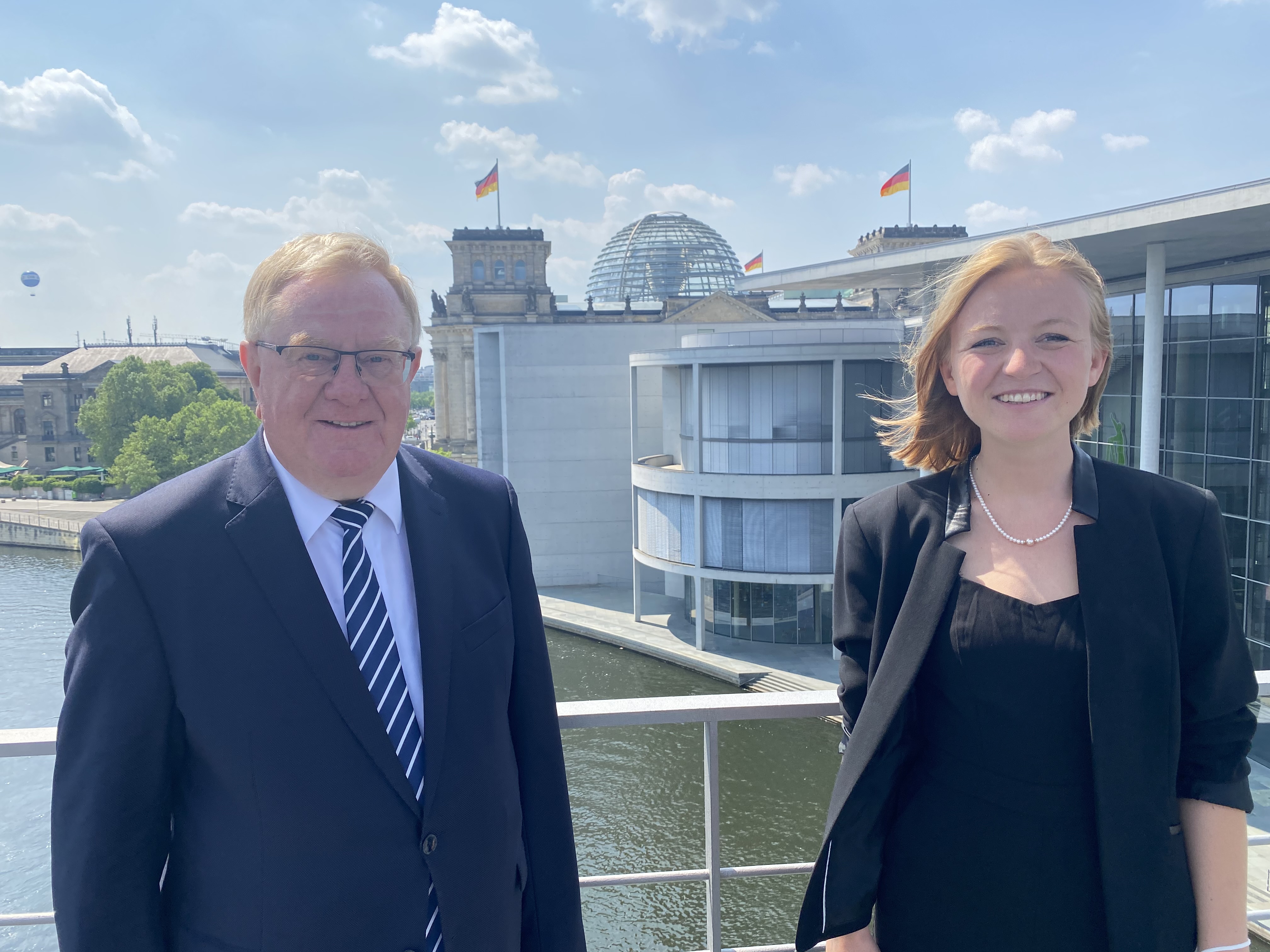 Reinhold Sendker MdB und Greta van der Veer auf der sogenannten Hheren Beamtenlaufbahn, einer Brcke, die das Paul-Lbe-Haus des Deutschen Bundestages mit dem Marie-Elisabeth-Lders-Haus verbindet.