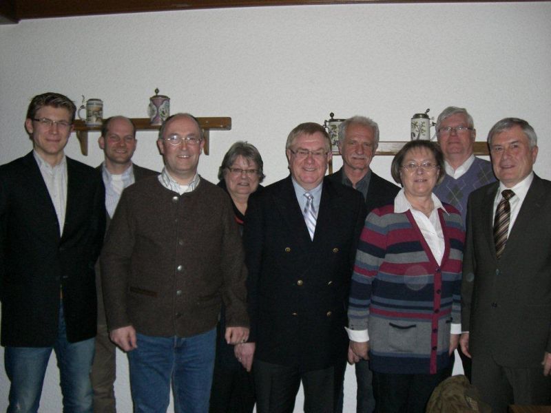 Reinhold Sendker im Gesprch mit den Mitglieder der Ortsunion Enniger.
