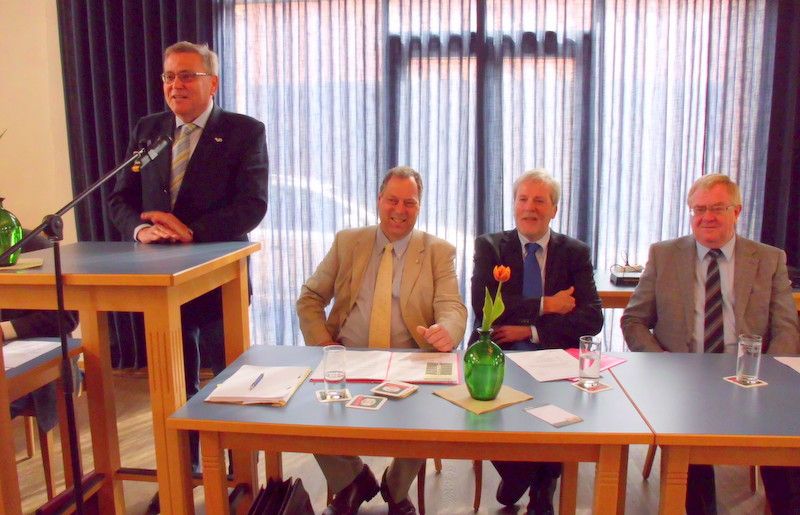v.l.: Heinz Junkerkalefeld (Stellv. Brgermeister Stadt Oelde), Rolf Rosendahl (Vorsitzender Bezirksverband), Franz-Josef Buschkamp ( Stellv. Landrat Kreis Warendorf), Reinhold Sendker MdB