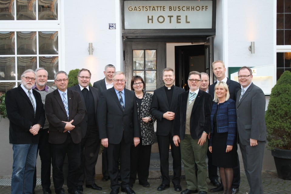 Unter der Leitung des CDU-Kreisvorsitzenden Reinhold Sendker (6.v.l) und Weihbischof Dr. Stefan Zekorn (8.v.l.) trafen sich jetzt fhrende Vertreter des CDU-Kreisvorstandes und der katholischen Kirche zum gemeinsamen Dialog.