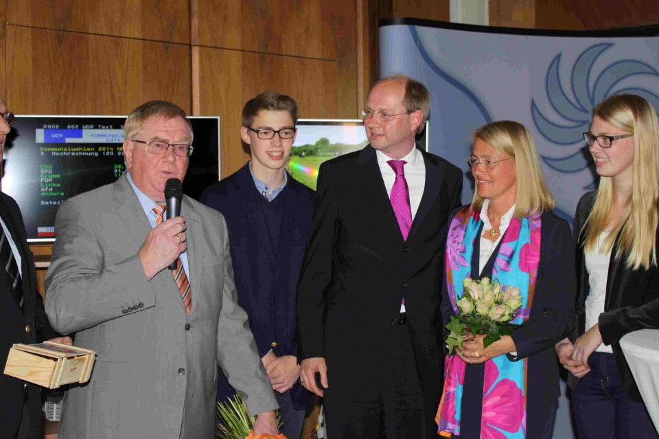 Reinhold Sendker gratuliert Dr. Olaf Gericke zu sienme groartigen Wahlerfolg. Mit dabei Ehefrau Jutta, Sohn Felix und Tochter Anna.