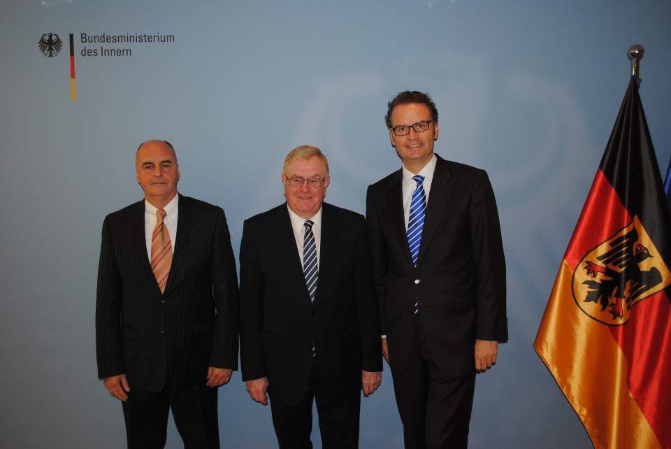 v.l.: Dr. Schulz (BMI), Reinhold Sendker MdB und PSts. Dr. Gnther Krings MdB.