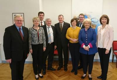 Die Deutsch-Baltischen Parlamentariergruppe mit Botschafter Laaneme. - Die Deutsch-Baltischen Parlamentariergruppe mit Botschafter Laanemäe.