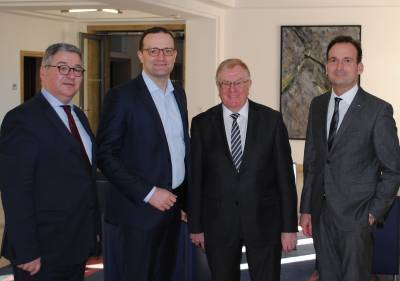 Im Gesprch im BMF: (v.l.) Michael Schrandt, PStS Jens Spahn MdB, Reinhold Sendker MdB und Oliver Heike. - Im Gespräch im BMF: (v.l.) Michael Schrandt, PStS Jens Spahn MdB, Reinhold Sendker MdB und Oliver Heike.