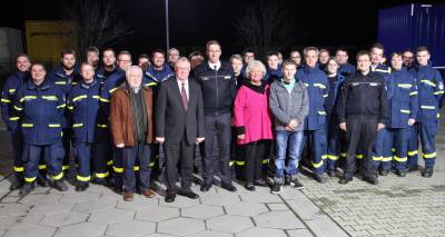 Rudolf Goriss, Reinhold Sendker MdB, Ralf Pelkmann und Resi Gerwing mit den Aktiven des THW Beckum - Rudolf Goriss, Reinhold Sendker MdB, Ralf Pelkmann und Resi Gerwing mit den Aktiven des THW Beckum