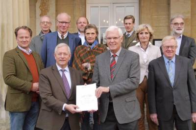 Eckhard Uhlenberg (m.l.) bergibt Dr. Peter Paziorek die Frderzusage in Anwesenheit zahlreicher Vertreter des Frdervereins (v.l.) Carl-Friedrich Freiherr von Ketteler, Gnter Nssing, Ferdinand Freiherr von Korff, Stefan Wittenbrink, Myriam Freifrau von Korff, Clemens Freiherr von Boeselager, Doris Kaiser, Landeskonservator Fred Kasper und Bundestagsabgeordneter Reinhold Sendker - Eckhard Uhlenberg (m.l.) übergibt Dr. Peter Paziorek die Förderzusage in Anwesenheit zahlreicher Vertreter des Fördervereins (v.l.) Carl-Friedrich Freiherr von Ketteler, Günter Nüssing, Ferdinand Freiherr von Korff, Stefan Wittenbrink, Myriam Freifrau von Korff, Clemens Freiherr von Boeselager, Doris Kaiser, Landeskonservator Fred Kasper und Bundestagsabgeordneter Reinhold Sendker