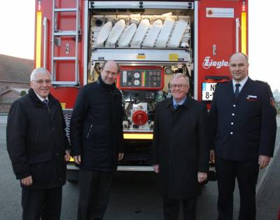 Bei der Fahrzeugbergabe in Fchtorf: (v.l.) Brgermeister Josef Uphoff, Dr. Olaf Gericke, Reinhold Sendker, Lschzugfhrer Michael Lienker - Bei der Fahrzeugübergabe in Füchtorf: (v.l.) Bürgermeister Josef Uphoff, Dr. Olaf Gericke, Reinhold Sendker, Löschzugführer Michael Lienker