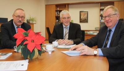 Beim Gesprch im Sassenberger Rathaus: (v.l.) Wolf-Rdiger Vller (CDU-Stadtverbandsvorsitzender), Brgermeister Josef Uphoff und Reinhold Sendker MdB - Beim Gespräch im Sassenberger Rathaus: (v.l.) Wolf-Rüdiger Völler (CDU-Stadtverbandsvorsitzender), Bürgermeister Josef Uphoff und Reinhold Sendker MdB