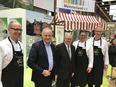 Trafen sich am Messestand von Mnsterland e.V.: (v.l.:) Thomas Kliewe (Beckum), Johannes Rring MdB, Reinhold Sendker MdB, Heiko Weitenberg (Ennigerloh) und Josef Willenbrink (Lippborg).


 - Trafen sich am Messestand von Münsterland e.V.: (v.l.:) Thomas Kliewe (Beckum), Johannes Röring MdB, Reinhold Sendker MdB, Heiko Weitenberg (Ennigerloh) und Josef Willenbrink (Lippborg).


