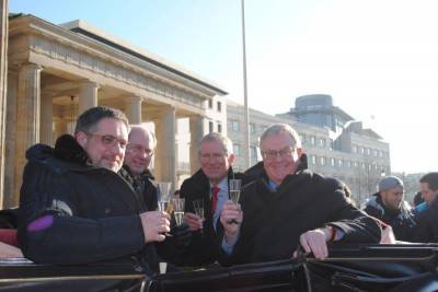 (v.l.) Warendorfs Brgermeister Axel Linke, Landrat Dr. Olaf Gericke, Josef Brand (Vorsitzender des Heimatvereins) und Reinhold Sendker MdB vor dem Brandenburger Tor - (v.l.) Warendorfs Bürgermeister Axel Linke, Landrat Dr. Olaf Gericke, Josef Brand (Vorsitzender des Heimatvereins) und Reinhold Sendker MdB vor dem Brandenburger Tor