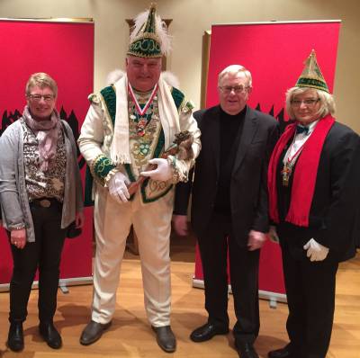 v.l.: Elisabeth Sendker, Prinz Martin I Schaap Reinhold Sendker MdB und Adjudantin Luzi Renne