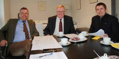 Trafen sich zum Gesprch im Wadersloher Rathaus: (v.l.) Brgermeister Thegelkamp, Reinhold Sendker und Rudolf Luster-Haggeney. - Trafen sich zum Gespräch im Wadersloher Rathaus: (v.l.) Bürgermeister Thegelkamp, Reinhold Sendker und Rudolf Luster-Haggeney.