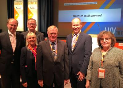 Aus dem CDU - Kreisverband waren vlnr. Landrat Dr. Olaf Gericke (Warendorf), Martin Arnst (Vorhelm), Elke Duhme (Telgte), Reinhold Sendker (Westkirchen), Daniel Hagemeyer (Oelde) und Astrid Birkhahn (Everswinkel) in Bad Sassendorf vertreten. - Aus dem CDU - Kreisverband waren vlnr. Landrat Dr. Olaf Gericke (Warendorf), Martin Arnst (Vorhelm), Elke Duhme (Telgte), Reinhold Sendker (Westkirchen), Daniel Hagemeyer (Oelde) und Astrid Birkhahn (Everswinkel) in Bad Sassendorf vertreten.