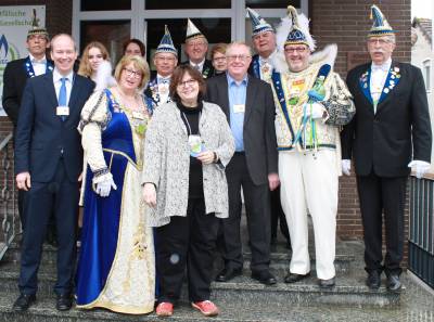 Prinz Gregor I. und Prinzessin Daggi I. von der KG Silberblau Freckenhorst mit den Abgeordneten Reinhold Sendker MdB, Astrid Birkhahn MdL und Landtagskandidat Daniel Hagemeier vor der CDU-Geschftsstelle in Freckenhorst - Prinz Gregor I. und Prinzessin Daggi I. von der KG Silberblau Freckenhorst mit den Abgeordneten Reinhold Sendker MdB, Astrid Birkhahn MdL und Landtagskandidat Daniel Hagemeier vor der CDU-Geschäftsstelle in Freckenhorst