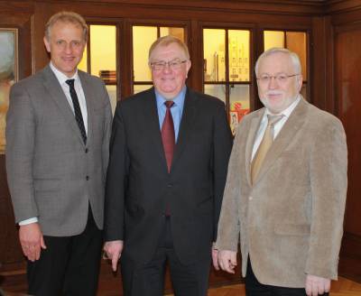 Brgermeister Dr. Karl-Uwe Strothmann (links) mit Reinhold Sendker MdB und Rudolf Goriss (rechts) - Bürgermeister Dr. Karl-Uwe Strothmann (links) mit Reinhold Sendker MdB und Rudolf Goriss (rechts)