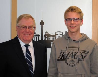 Reinhold Sendker begrte den Telgter Schlers Tom Piendl in seinem Berliner Abgeordnetenbro. - Reinhold Sendker begrüßte den Telgter Schülers Tom Piendl in seinem Berliner Abgeordnetenbüro.