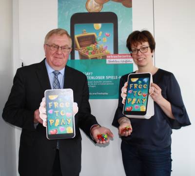 Reinhold Sendker im Gesprch mit Anne Schulze Wintzler. - Reinhold Sendker im Gespräch mit Anne Schulze Wintzler.