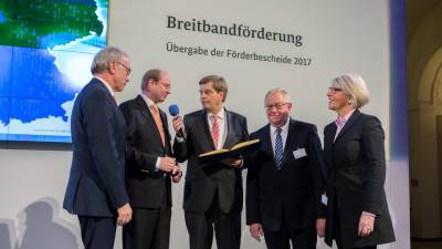 Die Fotos entstanden im Rahmen der feierlichen Verleihung im Bundesministerium fr Verkehr und digitale Infrastruktur. Von links sehen Sie: Bernhard Daldrup MdB, Landrat Dr. Olaf Gericke, PStS Enak Ferlemann MdB, Reinhold Sendker MdB und die Geschftsfhrerin der Wirtschaftsfrderungsgesellschaft des Kreises Warendorf Petra Michalczak-Hlsmann. - Die Fotos entstanden im Rahmen der feierlichen Verleihung im Bundesministerium für Verkehr und digitale Infrastruktur. Von links sehen Sie: Bernhard Daldrup MdB, Landrat Dr. Olaf Gericke, PStS Enak Ferlemann MdB, Reinhold Sendker MdB und die Geschäftsführerin der Wirtschaftsförderungsgesellschaft des Kreises Warendorf Petra Michalczak-Hülsmann.