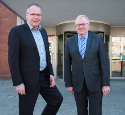 Reinhold Sendker und Brgermeister Berthold Llf vor dem Rathaus in Ennigerloh. - Reinhold Sendker und Bürgermeister Berthold Lülf vor dem Rathaus in Ennigerloh.