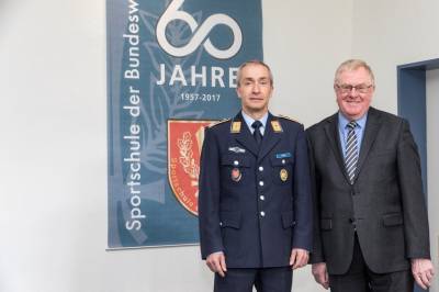 Reinhold Sendker MdB und Oberst Michael Maul in der Bundeswehrsportschule. - Reinhold Sendker MdB und Oberst Michael Maul in der Bundeswehrsportschule.