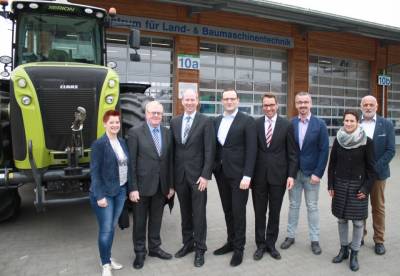 (v.l.) Cornelia Kster (OU Warendorf), Reinhold Sendker MdB, Daniel Hagemeier, Jens Spahn PStS, Bjrn Plaas (GF DEULA Warendorf), Thorsten Kster (stv. Vors. OU Warendorf), Svenja Stoltmann (OU Warendorf), Rudolf Horstmann (stv. Schulleiter) - (v.l.) Cornelia Köster (OU Warendorf), Reinhold Sendker MdB, Daniel Hagemeier, Jens Spahn PStS, Björn Plaas (GF DEULA Warendorf), Thorsten Köster (stv. Vors. OU Warendorf), Svenja Stoltmann (OU Warendorf), Rudolf Horstmann (stv. Schulleiter)