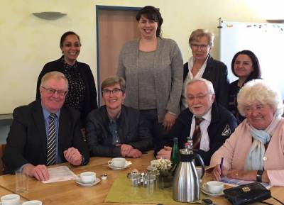 (v.l.): Reinhold Sendker MdB, Yasmin Frayge (kommunale Flchtlingsbetreuung), Lisa Heese(Leiterin Mtterzentrum), Carolin Hagedorn (Teamleiterin Wohngruppen), Ulrike Tnnies-Kaiser (Patin), Rudolf Goriss (OU-Vorsitzender), die Irakerin Asia Namer Rajo, Resi Gerwing (CDU-Kreistagsmitglied) - (v.l.): Reinhold Sendker MdB, Yasmin Frayge (kommunale Flüchtlingsbetreuung), Lisa Heese(Leiterin Mütterzentrum), Carolin Hagedorn (Teamleiterin Wohngruppen), Ulrike Tönnies-Kaiser (Patin), Rudolf Goriss (OU-Vorsitzender), die Irakerin Asia Namer Rajo, Resi Gerwing (CDU-Kreistagsmitglied)