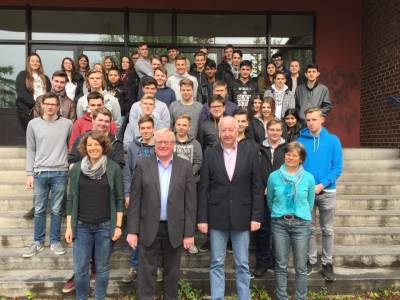 Reinhold Sendker mit den Schlern und Lehrern der Anne-Frank-Schule Ennigerloh. - Reinhold Sendker mit den Schülern und Lehrern der Anne-Frank-Schule Ennigerloh.