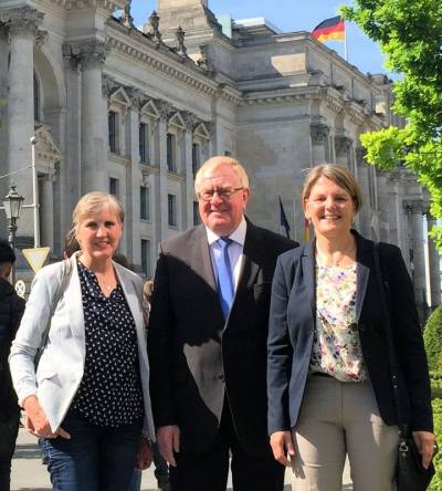 Reinhold Sendker mit Susanne Pues und Luise Richard vor dem Reichstag. - Reinhold Sendker mit Susanne Pues und Luise Richard vor dem Reichstag.