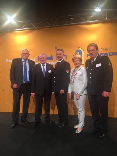 Das Foto zeigt von links nach rechts Bernhard Schemmer MdL, Reinhold Sendker MdB, den Prsidenten des Deutschen Feuerwehrverbandes e.V. (DFV) Hartmut Ziebs, Brigitte Schemmer und Kreisbrandmeister Christoph Nolte in der Regierungsfeuerwache Berlin-Tiergarten beim Abend der Feuerwehren. - Das Foto zeigt von links nach rechts Bernhard Schemmer MdL, Reinhold Sendker MdB, den Präsidenten des Deutschen Feuerwehrverbandes e.V. (DFV) Hartmut Ziebs, Brigitte Schemmer und Kreisbrandmeister Christoph Nolte in der Regierungsfeuerwache Berlin-Tiergarten beim Abend der Feuerwehren.