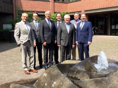 (v.l.) Stadtbaurat Matthias Abel, Jakob Schmid (Leiter Fachbereich I), Brgermeister Karl-Friedrich Knop, Andr Drinkuth (CDU-Fraktionsvors.), Reinhold Sendker, Ludger Junkerkalefeld (Forum-Chef), Michael Jathe (Erster Beigeordneter) - (v.l.) Stadtbaurat Matthias Abel, Jakob Schmid (Leiter Fachbereich I), Bürgermeister Karl-Friedrich Knop, André Drinkuth (CDU-Fraktionsvors.), Reinhold Sendker, Ludger Junkerkalefeld (Forum-Chef), Michael Jathe (Erster Beigeordneter)