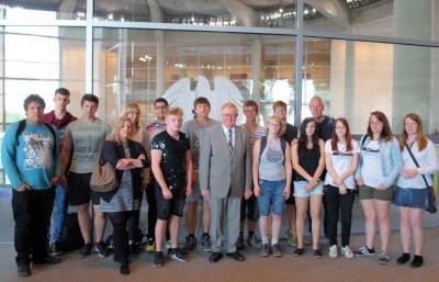 Reinhold Sendker mit den Gsten aus Beckum im Deutschen Bundestag. - Reinhold Sendker mit den Gästen aus Beckum im Deutschen Bundestag.