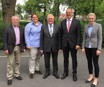 (v.l.) Heinrich Tns, Sabrina Salomon, Reinhold Sendker MdB, Carsten Grawunder und Carolin Wientzek - (v.l.) Heinrich Töns, Sabrina Salomon, Reinhold Sendker MdB, Carsten Grawunder und Carolin Wientzek