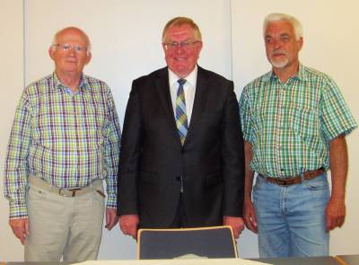 Das Foto zeigt von links den KAB-Vorsitzenden Peter Schoblick, den heimischen Bundestagsabgeordneten Reinhold Sendker und den Stadtverbandsvorsitzenden Wolfgang Funke. - Das Foto zeigt von links den KAB-Vorsitzenden Peter Schoblick, den heimischen Bundestagsabgeordneten Reinhold Sendker und den Stadtverbandsvorsitzenden Wolfgang Funke.