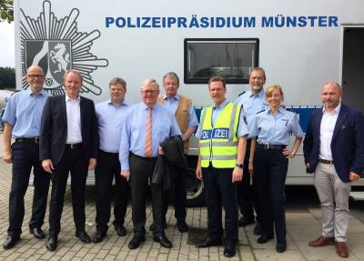 v.l.:  Michael Rathmann (Leiter des Kommisariats Verkehr), Ludger Bolke (Leiter DEKRA Mnster), Benedikt Althaus (stv. Geschftsfhrer VVWL), Reinhold Sendker MdB, Dr. Peter Meintz (Pressesprecher ADAC Westfalen), Andr Wei (Leiter Autobahnpolizei Mnster), Christoph Becker (Verkehrsunfallprvention Polizei Mnster), Martina Habek (Polizei Mnster) und Joachim Fehrenktter (Spediteur) - v.l.:  Michael Rathmann (Leiter des Kommisariats Verkehr), Ludger Bolke (Leiter DEKRA Münster), Benedikt Althaus (stv. Geschäftsführer VVWL), Reinhold Sendker MdB, Dr. Peter Meintz (Pressesprecher ADAC Westfalen), André Weiß (Leiter Autobahnpolizei Münster), Christoph Becker (Verkehrsunfallprävention Polizei Münster), Martina Habek (Polizei Münster) und Joachim Fehrenkötter (Spediteur)