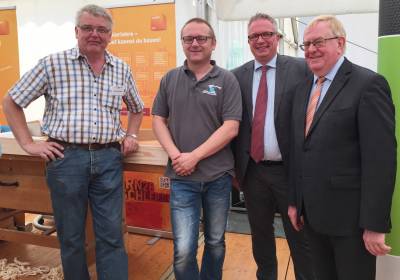 v.l.: Georg Westbeld (Ausbildungsmeister), Heinz-Bernd Lohmann (Kreishandwerksmeister), Frank Tischner (GF Kreishandwerkerschaft) und Reinhold Sendker MdB - v.l.: Georg Westbeld (Ausbildungsmeister), Heinz-Bernd Lohmann (Kreishandwerksmeister), Frank Tischner (GF Kreishandwerkerschaft) und Reinhold Sendker MdB