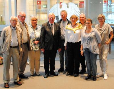 Die Mitglieder des Stammtisches mit Reinhold Sendker im Reichstag - Die Mitglieder des Stammtisches mit Reinhold Sendker im Reichstag